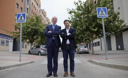 El alcalde de Rivas Vaciamadrid, Pedro del Cura (a la derecha) y el abogado Ramón Casero posan en una urbanización de la EMV.