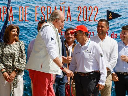 El rey emérito Juan Carlos I junto a su amigo Pedro Campos a su llegada este viernes al Club Náutico de Sanxenxo.