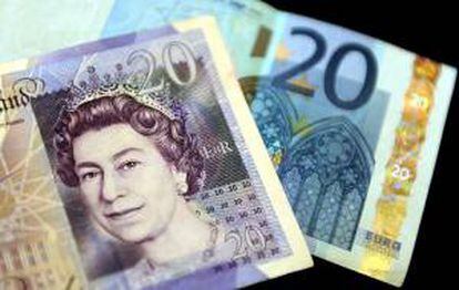 Un billete de 20 euros (d) y otro de 20 libras en Londres, Reino Unido. EFE/Archivo