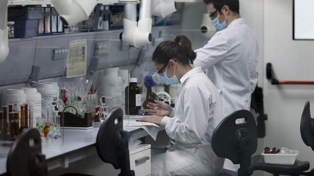 Laboratorio de control de calidad en las instalaciones de Sant Joan Despí (Barcelona) de la empresa farmacéutica Reig Jofre, que producirá la vacuna de Janssen contra el coronavirus.