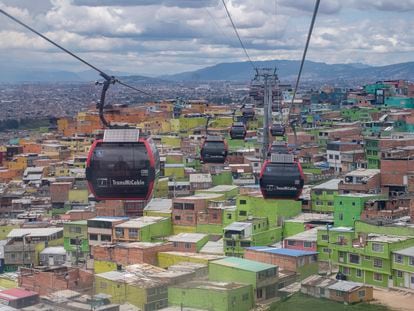 Un teleférico en la localidad de Ciudad Bolivar, en Bogotá (Colombia), el pasado 11 de abril.