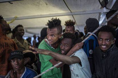 Migrantess momentos antes de desembarcar en el puerto de Algeciras (Cádiz).