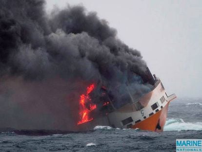 El buque italiano Grande America, del armador Grimaldi Group, en llamas a 200 millas náuticas de la costa de Francia, el pasado martes. 