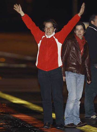 La médica Mercedes García saluda a su llegada a Madrid.