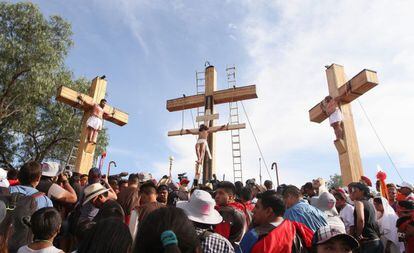 Recreación teatral de la crucifixión, en el cerro de la Estrella, en Iztapalapa, una de las 16 delegaciones que conforman la Ciudad de México.