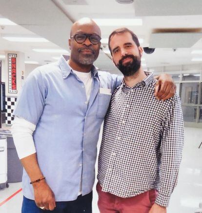 Keith LaMar y Albert Marquès durante una visita a la cárcel de Ohio de junio de 2021.