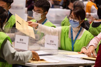Recuento de los votos en las elecciones legislativas en Hong Kong.