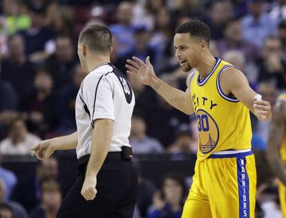 Stephen Curry protesta una decisión arbitral