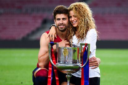 Gerard Pique y Shakira se abrazan y posan con la Copa del Rey ganada por el FC Barcelona ante el Atlético de Bilbao en el Camp Nou, en mayo de 2015.