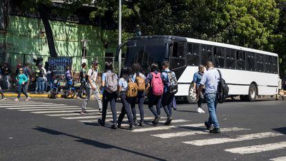 Un grupo de jóvenes escolares caminan hacia su colegio en Caracas.