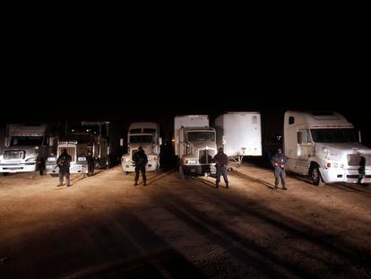 Policías frente a camiones de carga robados, a las afueras de Tijuana (Baja California), en una imagen de archivo.