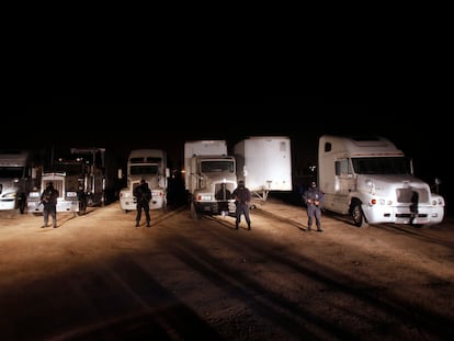 Policías frente a camiones de carga robados, a las afueras de Tijuana (Baja California), en una imagen de archivo.