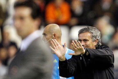 José Mourinho hace un gesto a sus jugadores durante el partido del Madrid en Mestalla el sábado.