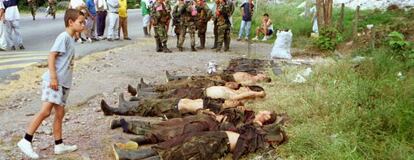 Un niño contempla los cadáveres de guerrilleros de las FARC, en el año 2000.