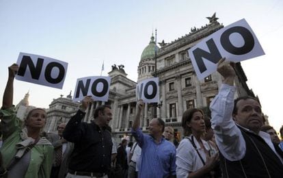 Miembros de la comunidad judía protestan al exterior del Parlamento argentino