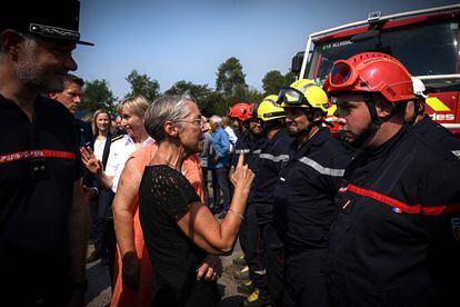 La primera ministra francesa, Elisabeth Borne, se reúne con bomberos cerca del lugar de un incendio forestal en Hostens, este jueves.