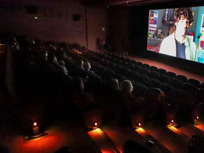 Espectadores viendo la película 'Uno para todos', en el Cine Catalunya de Terrassa.
