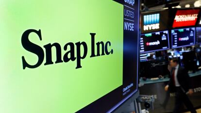 El logo de Snap en una pantalla del parqué de la Bolsa de Nueva York.