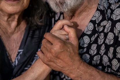 Detail of the hands of Petra Martínez (she with her ring) and Juan Margallo.