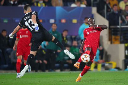 Mané regatea a Rulli en la acción del tercer gol del Liverpool.