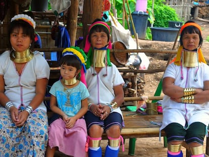 Las mujeres jirafa pertenecen a una etnia procedente del desierto de Gobi (Mongolia).