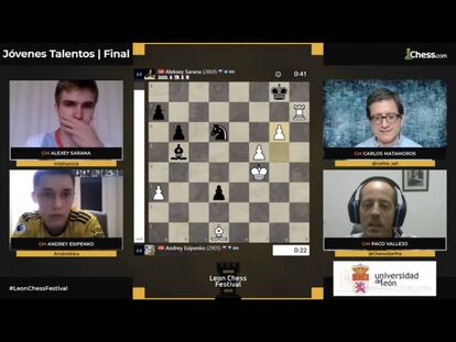 Un momento de la final del I Torneo de Jóvenes Talentos Mundiales: Saraná y Yesipenko a la izquierda, y los comentaristas de Chess.com, Carlos Matamoros y Paco Vallejo, a la derecha