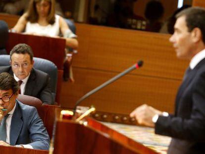 Tom&aacute;s G&oacute;mez e Ignacio Gonz&aacute;lez, a la izquierda, en la segunda jornada del Debate del estado de la regi&oacute;n.