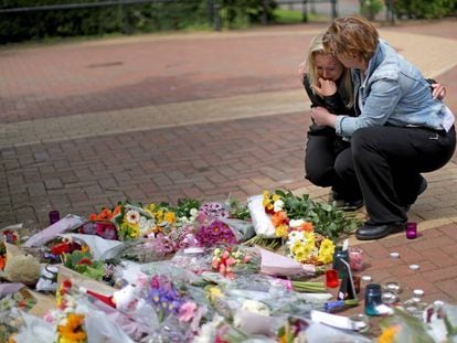 Dues dones deixen flors a Tarleton, on vivia una de les víctimes mortals de l'atemptat de Manchester, aquest dimecres.