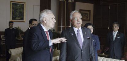 El ministro espa&ntilde;ol de Exteriores, Jos&eacute; Manuel Garc&iacute;a-Margallo, con el primer ministro de Malasia, Mohd Najib Tun Razakm. 