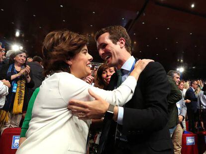 Soraya Sáenz de Santamaría y Pablo Casado se saludan durante el congreso del Partido Popular.