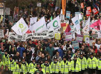 Imagen de la manifestación contra el G-20 en Londres, protegida por policías sin armas en primer término.