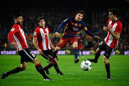 Leo Messi entre tres jugadors de l&#039;Athletic. 