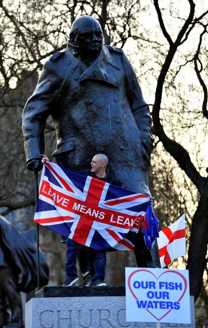 Un manifestante a favor del Brexit se sube el pasado viernes a una estatua de Churchill en Londres.