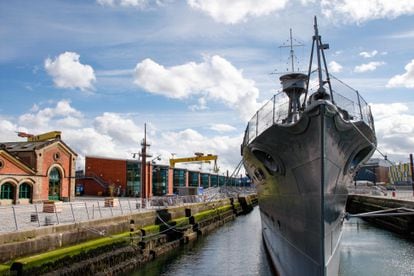 El 'HMS Caroline', un buque que participó en la Primera Guerra Mundial y se ha reconvertido un museo, en el Titanic Quarter de Belfast.