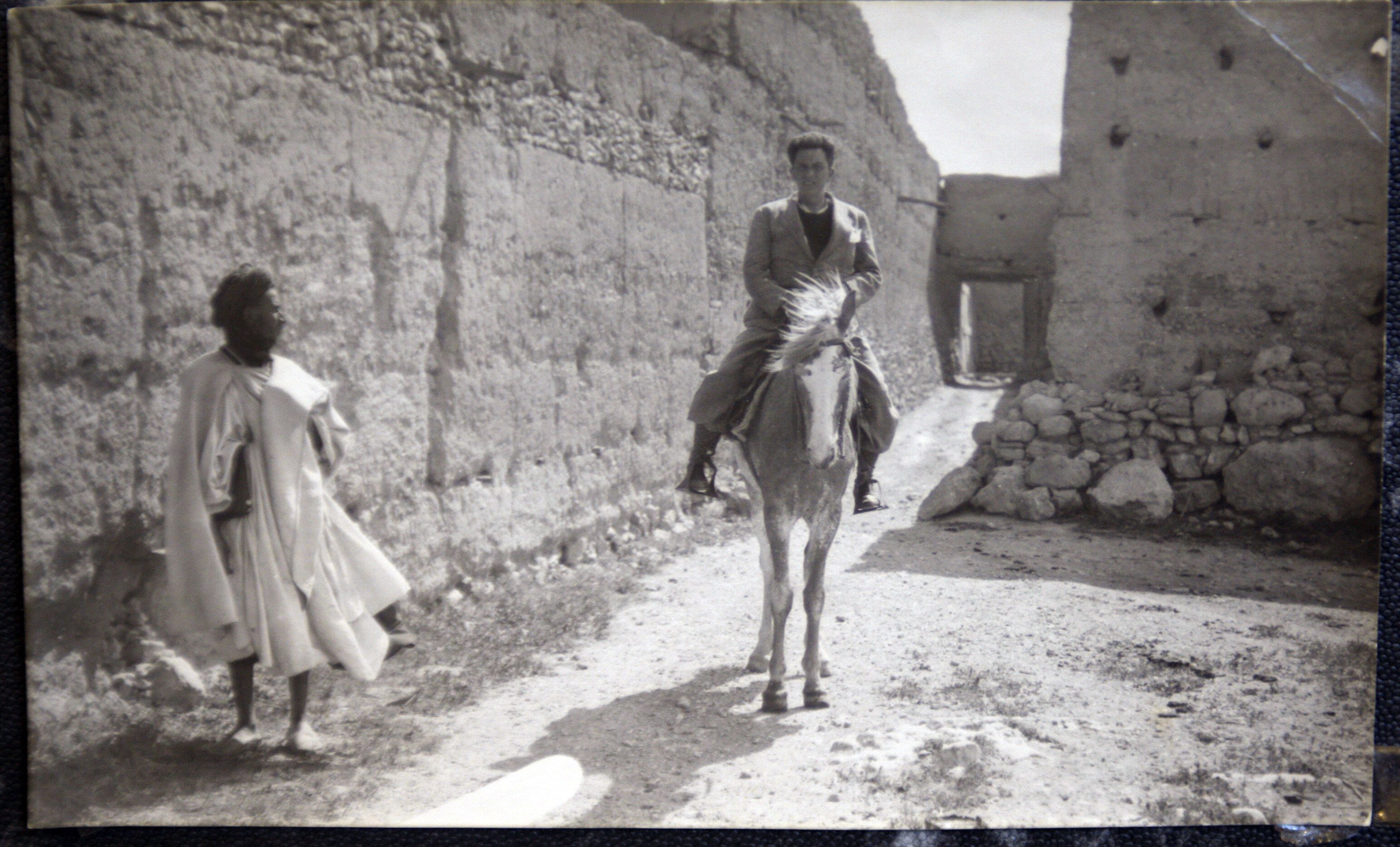 El periodista sevillano Chaves Nogales, en una imagen del fotógrafo Contreras tomada en Sidi Ifni en 1934 durante un viaje para una serie de reportajes para el diario 'Ahora'.