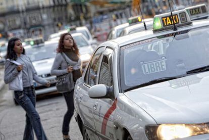 Peatones y taxis circulando en el centro de Madrid.