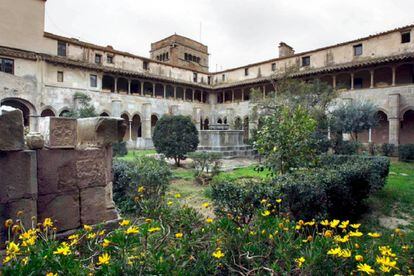 Interior del claustro de Sant Jeroni de la Murtra donde se pueden ver entre otras plantas el mirto (murtra, en catalán) que da nombre al monasterio y las celdas de los monjes del piso superior que pagó el emperador Carlos V.