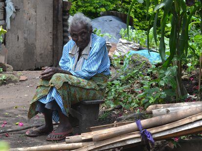 Habiba, una mujer de más de 80 años, en el pequeño patio enfrente de su casa en Kisambare, en Tanzania. Habiba vive sola con sus tres gallos.