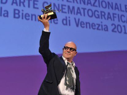 El director italiano Gianfranco Rosi recibe el Le&oacute;n de oro a la Mejor pel&iacute;cula por el documental &#039;Sacro Gra&#039;.