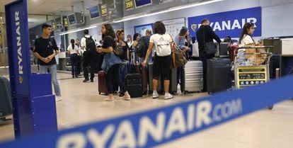 Viajeros de Ryanair ante los puestos de facturación de la 'low cost' en Madrid-Barajas.
