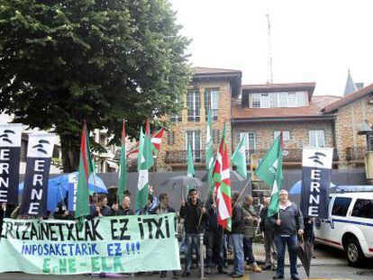 Manifestación de delegados sindicales de la Ertzaintza.