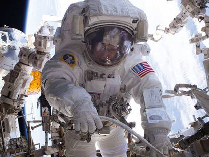 La astronauta Peggy Whitson en un paseo espacial en la Estación Internacional el año pasado. 