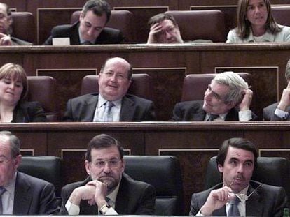 Pleno en el Congreso sobre el apoyo del Gobierno a una intervención armada en Irak liderada por Estados Unidos. En primera fila, Aznar, Rajoy y Rodrigo Rato.