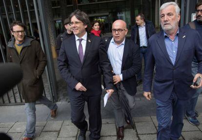 Puigdemont y su abogado, Gonzalo Boye, saliendo del Palacio de Justicia.