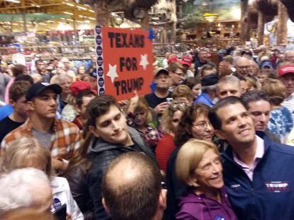 Trump Jr. con un grupo de partidarios del candidato republicano, en Altoona (Iowa).