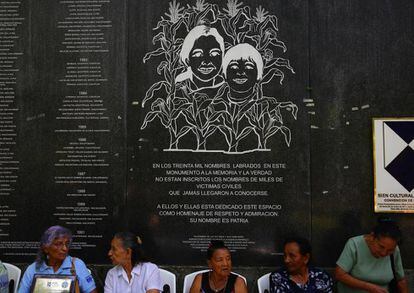 Mujeres salvadore&ntilde;as en el Monumento a la Memoria en San Salvador.