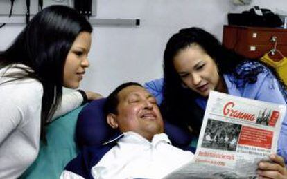 Imagen difundida por el Gobierno venezolano el pasado 15 de febrero de Chávez en un hospital de La Habana (Cuba).