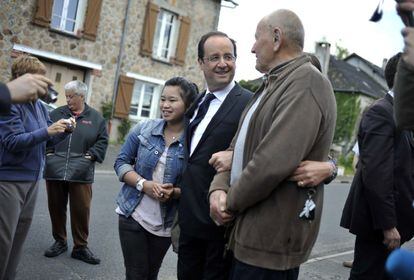 El candidato socialista François Hollande posa con vecinos en Tulle.