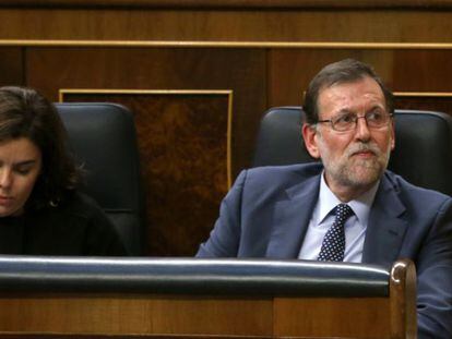 Rajoy durante la intervención de Sánchez en el Congreso, este martes.