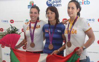 Desde la izquierda, Eli Pinedo, Maider Unda y Patricia Elorza, a su llegada al aeropuerto de Loiu el pasado agosto con las medallas obtenidas en Londres.
